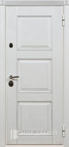 Входная нестандартная дверь в дом №23 - фото вид снаружи